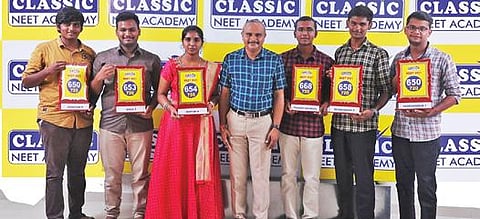 சேலம் கிளாசிக் நீட் அகாடமியில் பயின்று நீட் தேர்வில் மாவட்ட அளவில் முதல் 6 மதிப்பெண் பெற்ற மாணவர்களுடன் அகாடமி இயக்குநர் டாக்டர் பெரியசாமி.