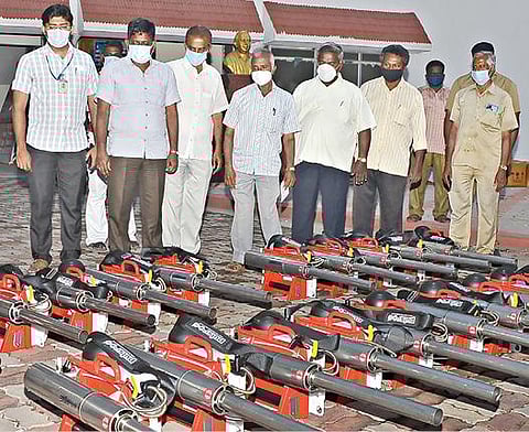 டெங்கு ஒழிப்பு பணிக்காக சேலம் மாநகராட்சியில் கொள்முதல் செய்யப்பட்டுள்ள 20 புகை தெளிப்பான் கருவிகளை மாநகராட்சி ஆணையர் கிறிஸ்துராஜ் பார்வையிட்டார்.
