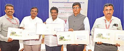 மதுரை மல்லிகைக்கு புவிசார் குறியீடு கிடைத்தமைக்காக இந்திய அஞ்சல் துறை சார்பில் சிறப்பு அஞ்சல் உறை வெளியிடப்பட்ட நிகழ்வில் பங்கேற்றோர். படம்: எஸ்.  எஸ்.கிருஷ்ணமூர்த்தி