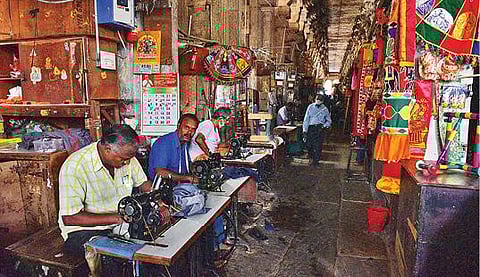 மின் இணைப்பு இல்லாததால் இருட்டில் வேலை செய்த தையல் தொழிலாளர்கள். படம்: எஸ். கிருஷ்ணமூர்த்தி