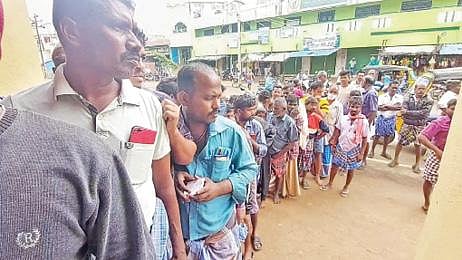 மானாமதுரை கடையில் உரம் வாங்க காத்திருந்த விவசாயிகள்.