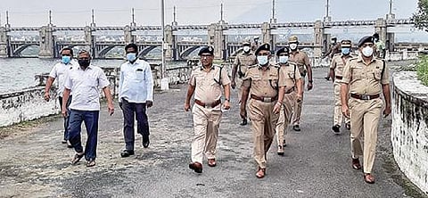 சேலம் மாவட்ட கண்காணிப்பு மற்றும் மீட்புப் பணி அலுவலர் ஏடிஜிபி அபய்குமார் சிங், மேட்டூர் அணையில் ஆய்வு செய்தார். உடன் சேலம் மாநகர காவல் ஆணையர் நஜ்மல் ஹோடா, டிஐஜி மகேஸ்வரி, எஸ்பி அபிநவ் உள்ளிட்டோர்.