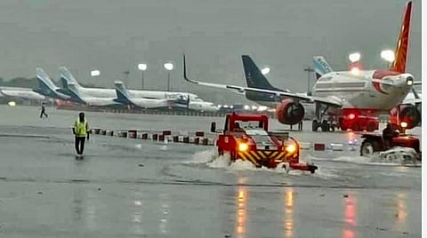 சென்னை விமான நிலையத்தில் மழை நீர் தேங்கியிருக்கும் காட்சி | படம் உதவி: ட்விட்டர்.