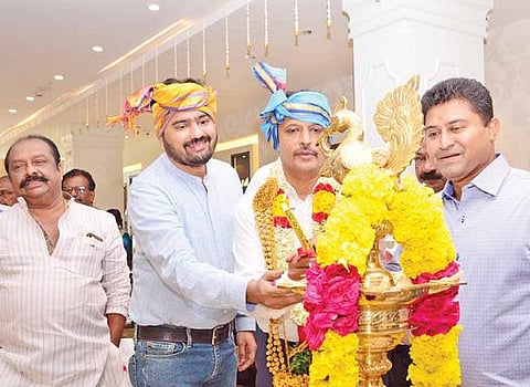 திருநெல்வேலி புதிய பேருந்து நிலையம் அருகே தனிஷ்க் ஜுவல்லரி புதுப்பிக்கப்பட்ட ஷோரூம் திறப்புவிழாவில், தனிஷ்க் திருநெல்வேலி உரிமையாளர் ஹரிகிருஷ்ணன், டைட்டன் நிறுவன அதிகாரிகள் சரத், நரசிம்மன் உள்ளிட்டோர் பங்கேற்றனர்.