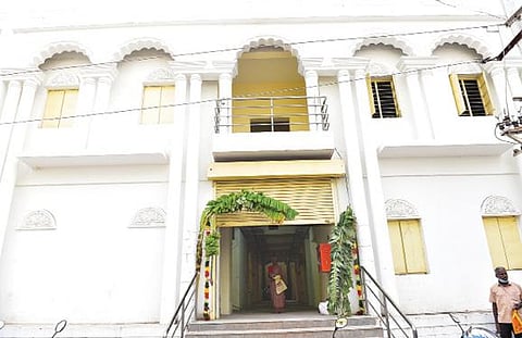 குன்னத்தூர் சத்திரத்தில் நேற்று வியாபாரிகள், பூஜை செய்து கடைகளை திறக்க ஏற்பாடு செய்துள்ளனர். படம்: எஸ்.கிருஷ்ணமூர்த்தி.