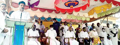 பார்த்திபனூர் அரசு மேல்நிலைப் பள்ளி கூடுதல் வகுப்பறை கட்டிட திறப்பு விழாவில் பேசிய அமைச்சர் அன்பில் மகேஸ் பொய்யாமொழி. அருகில் ஆட்சியர் சங்கர்லால் குமாவத், நவாஸ்கனி எம்பி உள்ளிட்டோர்.