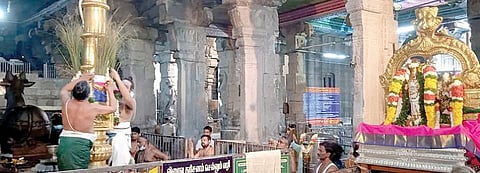 திருப்பரங்குன்றம் சுப்பிரமணிய சுவாமி கோயிலில் நடந்த கார்த்திகை தீபத்திருவிழா கொடியேற்றத்தின்போது சிறப்பு அலங்காரத்தில் எழுந்தருளிய முருகன் தெய்வானை.