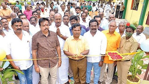 தேனியில் மேலப்பேட்டை இந்து நாடார்கள் உறவின்முறைக்கு பாத்தியப்பட்ட பத்ரகாளியம்மன் அச்சக நவீன கட்டிடத்தை தொழிலதிபர் வி.ஜோசப் திறந்து வைத்தார்.