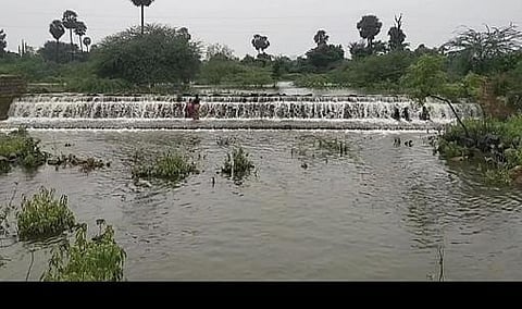 சிங்கம்புணரி அருகே நாட்டார்மங்கலம் அய்யனார் கோயில் கண்மாய் நிரம்பி மறுகால் பாயும் தண்ணீரில் குளித்து மகிழும் கிராம மக்கள்.