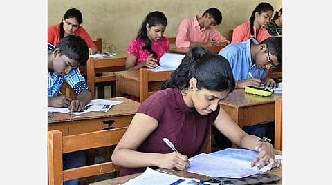 சேலம் மாவட்டத்தைச் சேர்ந்த அரசுப் பள்ளி மாணவர்கள் 272 பேர் ‘நீட்’ தேர்வில் தேர்ச்சி