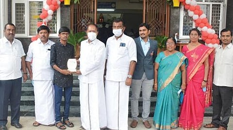 கிருஷ்ணகிரி மாவட்டம் பர்கூர் வேளாங்கண்ணி அகாடமி மாணவர்களுக்கு நடந்த பாராட்டு விழாவில் பரிசு வழங்கி பாராட்டிய தம்பிதுரை எம்.பி.