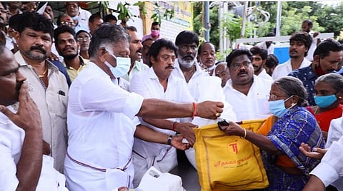 சென்னையில் மழை பாதிப்புகள் குறித்து ஓபிஎஸ் ஆய்வு: நிவாரணம் வழங்கினார்