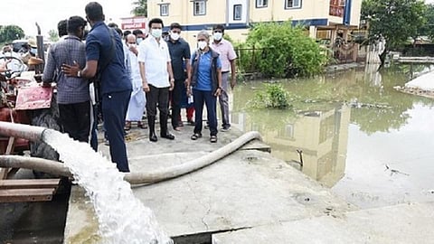 முதல்வர் மு.க.ஸ்டாலின் காஞ்சிபுரம், செங்கல்பட்டு மாவட்டங்களுக்குப் பயணம் மேற்கொண்டு நேரில் ஆய்வு செய்த காட்சி.