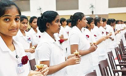 வேலூர்  நாராயணி நர்சிங் கல்லூரியில் முதலாம் ஆண்டு வகுப்பு தொடக்க விழாவில் தீபமேற்றி உறுதிமொழி ஏற்றுக்கொண்ட மாணவிகள்.