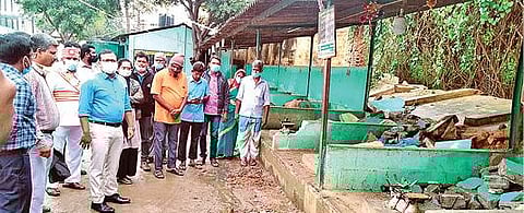 வாணியம்பாடி உழவர் சந்தையின் சுற்றுச்சுவர் இடிந்து விழுந்த இடத்தை நேற்று ஆய்வு செய்த ஆட்சியர் அமர் குஷ்வாஹா.