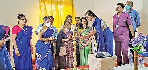 திருநெல்வேலி அரசு மருத்துவ கல்லூரியின் உடலியக்கவியல் துறையில் உடல் பருமன் குறித்த இணையவழி விழிப்புணர்வு கருத்தரங்கு நடைபெற்றது. துறை தலைவரும், நிகழ்ச்சி அமைப்பு செயலருமான டாக்டர் அனிதா குத்துவிளக்கேற்றினார்.