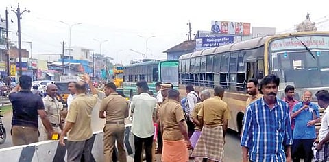 அரசு பேருந்தின் டயர் வெடித்ததால் தென்காசியில் போக்குவரத்து பாதிக்கப்பட்டது.