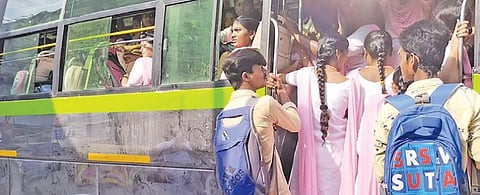 திருநெல்வேலியில் தனியார் பேருந்தில் படிக்கட்டில் தொங்கியபடி பயணம் செய்யும் மாணவியர்.