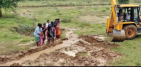 செங்கபள்ளம் ஊருணிக்கு வரத்துக்கால்வாயை தூர்வாரி தண்ணீர் கொண்டு வந்த இளைஞர்கள்.