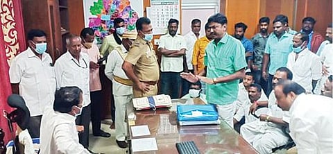 திண்டுக்கல் மாநகராட்சி ஆணையாளர் அலுவலக அறையில் புகார் தெரிவித்த அதிமுகவினர்.