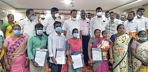 விழுப்புரம்  மாவட்டத்தில் பணிகாலத்தில் இறந்தவர்களின் வாரிசுதாரர் களுக்கு கருணை அடிப்படையில் பணிநியமன ஆணைகளை அமைச்சர் பொன்முடி வழங்கினார். அருகில் ஆட்சியர் மோகன் உள்ளார்.