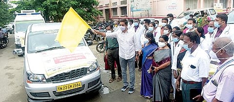 வேலூர் அரசு மருத்துவ கல்லூரி மருத்துவமனை வளாகத்தில் நடமாடும் மருத்துவ முகாம் வாகனங்களை மாவட்ட ஆட்சியர் குமாரவேல் பாண்டியன் நேற்று கொடியசைத்து தொடங்கி வைத்தார். அடுத்த படம்: தி.மலையில் நடமாடும் மருத்துவ முகாம் வாகனங்களை ஆட்சியர் பா.முருகேஷ் கொடியசைத்து தொடங்கி வைத்தார்.