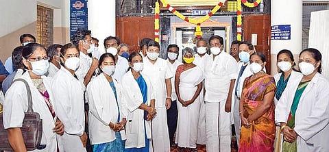 மதுரை அரசு மருத்துவக் கல்லூரியில் புதிய லிப்ட் வசதியை தொடங்கி வைத்த அமைச்சர்கள் பி.மூர்த்தி, பழனிவேல் தியாகராஜன்.