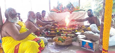 குருவித்துறையில் உள்ள குருபகவான் கோயிலில் நடைபெற்ற குருப்பெயர்ச்சி சிறப்பு யாகம்.