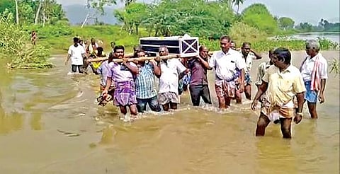 தம்மம்பட்டியை அடுத்த கோனேரிப்பட்டி அருகே சுவேத நதியில் பெருக்கெடுத்து செல்லும் தண்ணீரில் உயிரிழந்தவரின் சடலத்தை எடுத்துச் சென்ற மக்கள்.