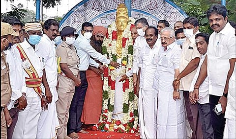 தஞ்சாவூரில் ராஜராஜ சோழனின் சதய விழாவையொட்டி நேற்று அவரது உருவ சிலைக்கு மாலை அணிவித்து மரியாதை செலுத்திய மாவட்ட ஆட்சியர் தினேஷ் பொன்ராஜ் ஆலிவர் மற்றும் சதய விழா குழுவினர். (அடுத்த படம்) கும்பகோணம் அருகே உடையாளூரில் ராஜராஜ சோழனின் சமாதி உள்ளதாகக் கூறப்படும் இடத்தில் மாலை அணிவித்து மரியாதை செலுத்திய எம்எல்ஏ சாக்கோட்டை க.அன்பழகன்.