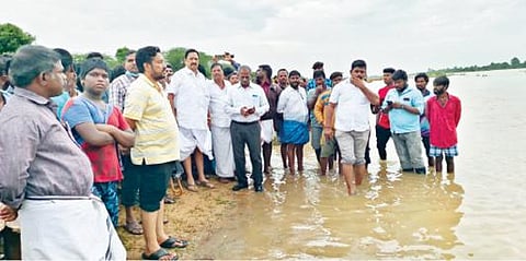 ஓச்சேரி அருகே பாலாற்றில் குளிக்கச்சென்ற 7 இளைஞர்கள்  வெள்ளத்தில் சிக்கிய பகுதியில், மீட்பு பணிகளை துரிதப்படுத்திய அமைச்சர் ஆர்.காந்தி, ஆட்சியர் பாஸ்கர பாண்டியன்.