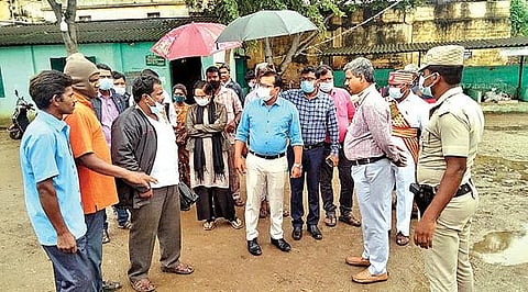 வாணியம்பாடியில் மழை வெள்ளத்தால் பாதிக்கப்பட்ட இடங்களை நேற்று ஆய்வு செய்த ஆட்சியர் அமர் குஷ்வாஹா.