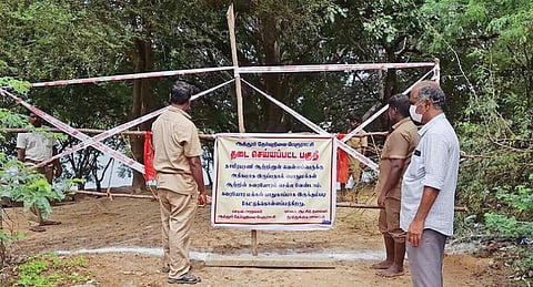 ஆத்தூர் பகுதியில் தாமிரபரணி கரைக்கு செல்லும் பாதையை அடைத்து கண்காணிப்பில் ஈடுபட்ட பேரூராட்சி அலுவலர்கள்.