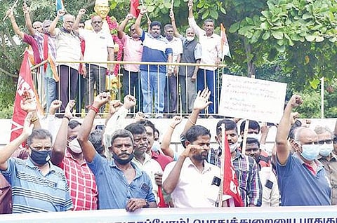 திருச்சியில் நேற்று ஆர்ப்பாட்டத்தில் ஈடுபட்ட மத்திய- மாநில பொதுத்துறை ஊழியர் சங்கங்களின் கூட்டமைப்பினர்.படம்: ஜி.ஞானவேல்முருகன்