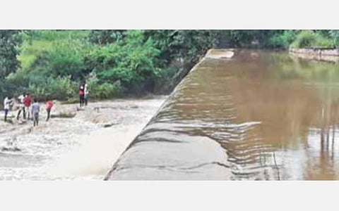 கனமழையால் 25 ஆண்டுகளுக்கு சந்தூர் ஓடையில் பெருக்கெடுத்து ஓடிய தண்ணீர்: பூஜை செய்து வழிபட்டு மக்கள் மகிழ்ச்சி