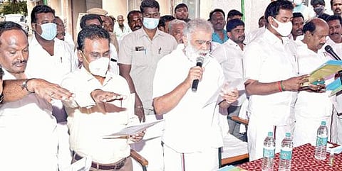 திண்டுக்கல்லில் நடந்த நிகழ்ச்சியில் கூட்டுறவு வார விழா உறுதிமொழி ஏற்கும் அமைச்சர் ஐ.பெரியசாமி உள்ளிட்டோர்.