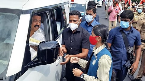 பள்ளிகள் திறப்பு: முதல்வர் ஸ்டாலினுக்கு நேரில் நன்றி கூறிய மாணவி