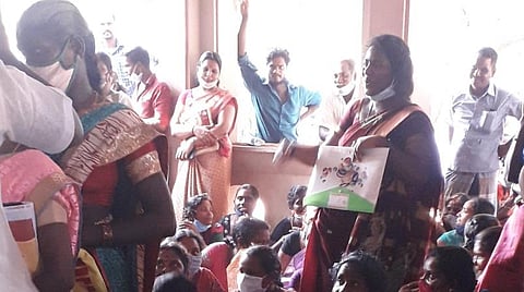 சத்துணவுப் பணியாளர் நியமனம் தொடர்பாக கடந்த ஆண்டு கள்ளக்குறிச்சி ஊராட்சி ஒன்றிய அலுவலகத்தில் நடைபெற்ற நேர்காணலில் பங்கேற்ற விண்ணப்பதாரர்கள்.