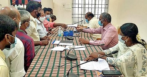 வேலூர் மாவட்ட ஆட்சியர் அலுவலகத்தில் நடைபெற்ற மக்கள் குறைதீர்வு கூட்டத்தில் பொதுமக்களிடம் மனுவை பெற்ற‌ ஆட்சியர் குமாரவேல் பாண்டியன். அடுத்த படம்: ராணிப்பேட்டை மாவட்ட ஆட்சியர் அலுவலகத்தில் நடைபெற்ற குறைதீர்வு கூட்டத்தில் பொதுமக்களிடம் இருந்து மனுக்களை பெற்றுக்கொண்ட மாவட்ட ஆட்சியர் பாஸ்கர பாண்டியன்.