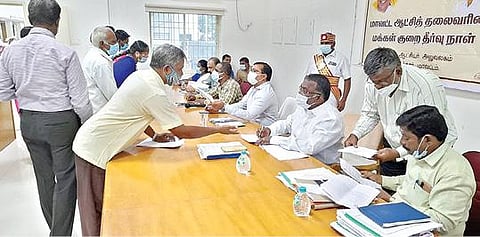 திருப்பத்தூரில் நடந்த மக்கள் குறைதீர்வு கூட்டத்தில் பொதுமக்களிடம் இருந்து மனுக்களை பெற்ற மாவட்ட ஆட்சியர் அமர் குஷ்வாஹா.