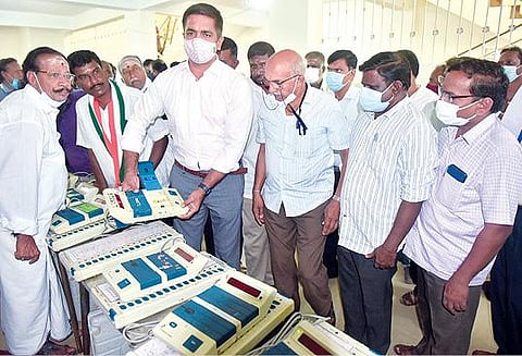 வேலூர் அண்ணா சாலையில் உள்ள ஊராட்சி ஒன்றிய அலுவலகத்தில் நகர்புற உள்ளாட்சி தேர்தலுக்கான வாக்குப்பதிவு இயந்திரங்களில் மாதிரி வாக்குப்பதிவு சோதனை நடைபெற்றது. இதனை, அனைத்து கட்சி பிரதிநிதிகள் முன்னிலையில் மாவட்ட ஆட்சியர் குமாரவேல் பாண்டியன் நேற்று ஆய்வு செய்தார். படம்:வி.எம்.மணிநாதன்.