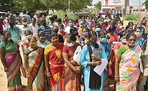 ஸ்டெர்லைட்  ஆலையை திறக்க வலியுறுத்தி தூத்துக்குடி ஆட்சியர் அலுவலகத்தில் மனு அளிக்க வந்த கனவாய் மீன்பிடி தொழிலாளர் சங்கத்தினர் மற்றும் சோரீஸ்புரம் (வலது) உள்ளிட்ட பல்வேறு கிராம மக்கள்.  							  படங்கள் :  என்.ராஜேஷ்.