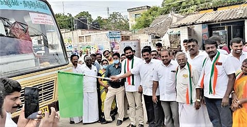 ஏரல் அரசு  மகளிர்  மேல்நிலைப்பள்ளி மாணவிகளை சிறுத் தொண்டநல்லூர் பள்ளிக்கு அழைத்துச் செல்லும் பேருந்தை ஊர்வசி எஸ்.அமிர்தராஜ் எம்எல்ஏ தொடங்கி வைத்தார்.