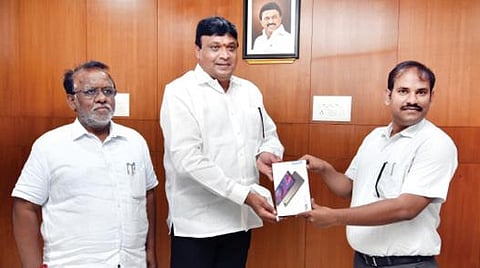 கிருஷ்ணகிரியில் அரசு மாதிரிப்பள்ளியில் பயிலும் மாணவ, மாணவிகளின் கல்வி பயன்பாட்டுக்காக காவேரிப்பட்டணம் கேவிஎஸ் குழுமம் சார்பில் ரூ.5 லட்சத்து 14 ஆயிரம் மதிப்பில் 50 கையடக்க கணினிகளை ஆட்சியர் ஜெயசந்திரபானு ரெட்டியிடம் திமுக பிரமுகர் கேவிஎஸ் சீனிவாசன், கேஎம் சுவாமிநாதன் ஆகியோர் வழங்கினர்.