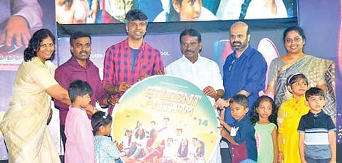 மதுரை குயின்மீரா சர்வதேச பள்ளியில் மாணவர் கீதத்தை வெளியிட்ட திரைப்பட பாடலாசிரியர் மதன்கார்க்கி உள்ளிட்டோர்.