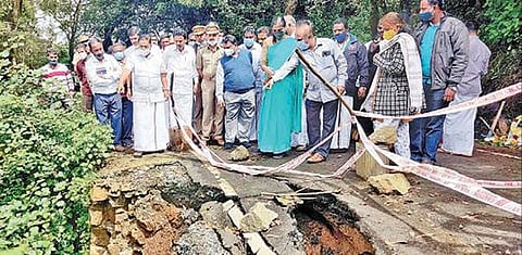 உதகை தொட்டபெட்டா சாலையை வனத்துறை அமைச்சர் கா.ராமச்சந்திரன் ஆய்வு செய்து, சீரமைப்புப் பணியை தொடங்கி வைத்தார். படம்:ஆர்.டி.சிவசங்கர்