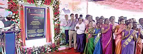 தஞ்சாவூரில் இந்திய உணவு கழகம் சார்பில் நேற்று நடைபெற்ற உணவு அருங்காட்சியகம் திறப்பு விழாவில் மத்திய அமைச்சர் பியூஸ்கோயல் காணொலி மூலம் திறந்து வைத்த கல்வெட்டுடன், நிகழ்ச்சியில் பங்கேற்ற இந்திய உணவுக் கழக தென்மண்டல  செயல் இயக்குநர் டல்ஜித் சிங் உள்ளிட்டோர்.