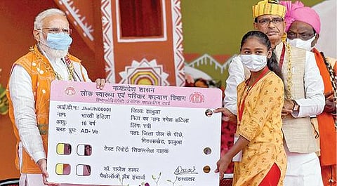 ரத்த சோகை உள்ளிட்ட நோய்களை கட்டுப்படுத்த மரபணு ஆலோசனை அட்டை திட்டத்தை ம.பி. அரசு தொடங்கியுள்ளது. போபாலில் நேற்று நடைபெற்ற விழாவில் பயனாளி ஒருவருக்கு மரபணு ஆலோசனை அட்டையை பிரதமர் மோடி வழங்கினார். படம்: பிடிஐ