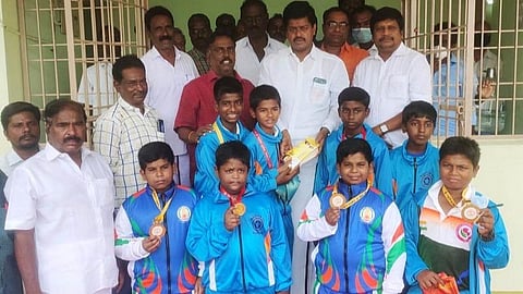 சர்வதேச போட்டிக்குச் செல்லும் கால்பந்து வீரர்களுக்கு வாழ்த்து தெரிவித்த திமுக எம்எல்ஏ லட்சுமணன் உள்ளிட்டோர்.