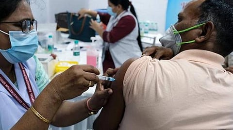 கோவிட்-19 தடுப்பூசி; 112.97 கோடியைக் கடந்தது